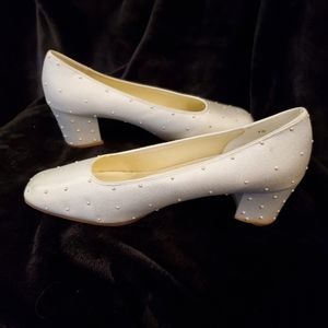 White Pumps with pearls, size 10